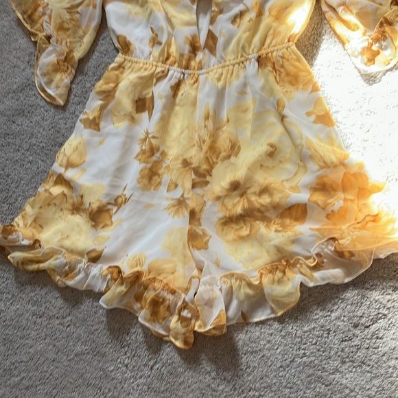 Express Yellow Floral Romper XS NWT - Picture 3 of 4